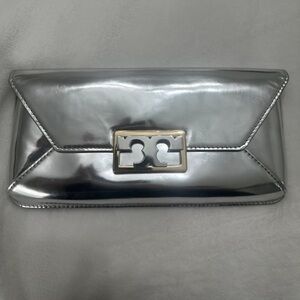 Tory Burch Gigi metallic clutch bag in Silver